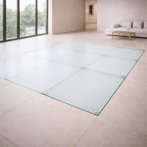 Plancher moderne en verre translucide avec joints métalliques, apportant une touche de style contemporain et épuré à un espace intérieur.