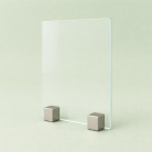 Panneau en verre transparent avec fixations métalliques, solution en verre pour aménagement intérieur moderne et minimaliste