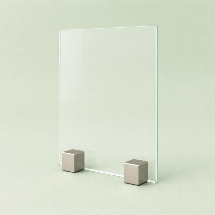 Panneau en verre transparent avec fixations métalliques, solution en verre pour aménagement intérieur moderne et minimaliste