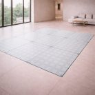 Plancher en verre trempé avec texture carrée, parfait pour ajouter une touche de modernité et de fonctionnalité à un espace contemporain.