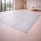 Plancher en verre trempé avec une texture en relief de diamants, idéale pour un design intérieur moderne et élégant, avec une finition durable et transparente.