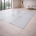 Plancher en verre trempé avec une texture en lignes, combinant modernité et robustesse, idéal pour des espaces élégants et fonctionnels.
