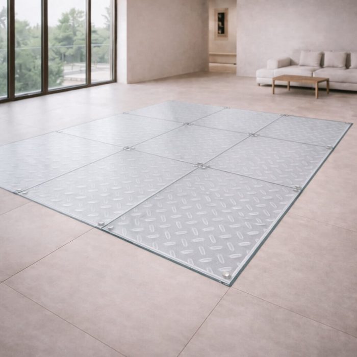 Plancher en verre trempé avec une texture en lignes, combinant modernité et robustesse, idéal pour des espaces élégants et fonctionnels.