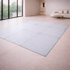 Plancher en verre trempé avec motif translucide en relief de losanges, créant un effet géométrique élégant pour des espaces modernes et contemporains.