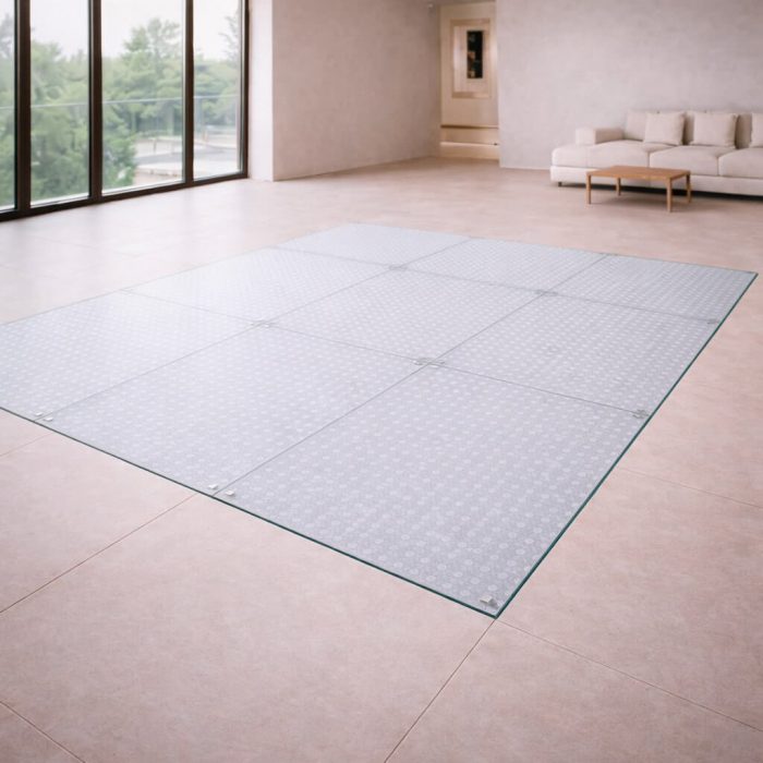 Plancher en verre trempé avec motif translucide en relief de losanges, créant un effet géométrique élégant pour des espaces modernes et contemporains.