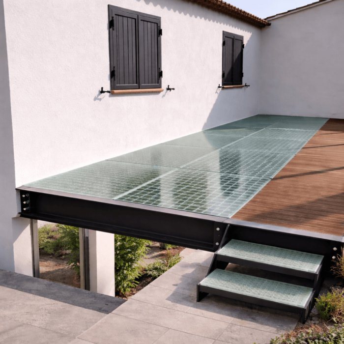 Terrasse moderne en verre avec un escalier métallique et un design épuré, mettant en valeur le style extérieur et offrant une surface pratique pour la détente en plein air.