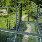Balustrade en métal sur terrasse en verre trempé, vue aérienne avec jardin verdoyant