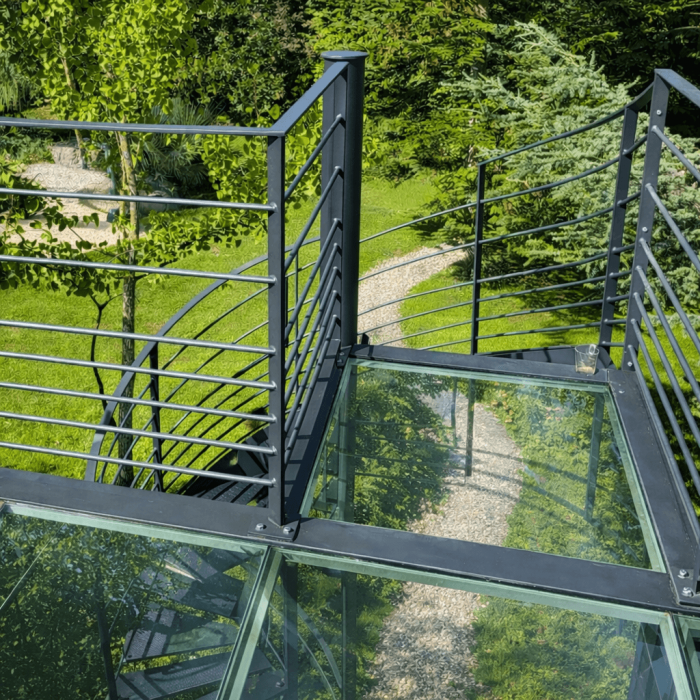 Balustrade en métal sur terrasse en verre trempé, vue aérienne avec jardin verdoyant