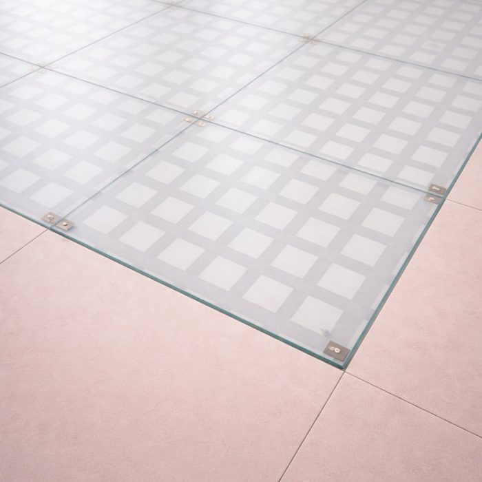 Plancher en verre trempé dépoli (Sablé) de 39 mm avec un motif géométrique de carrés, idéal pour un style contemporain et épuré.
