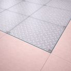 Plancher en verre trempé dépoli (Sablé) de 39 mm présentant une texture d'ovales ou ellipses, créant un mouvement visuel élégant.