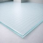 Plancher en verre trempé transparent de 27 mm au motif de carrés, apportant une élégance géométrique aux tables basses ou habillages muraux.
