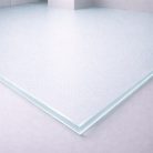 Plancher en verre trempé transparent de 27 mm avec un motif de petits cercles, utilisé pour du mobilier design ou des vitrines décoratives.