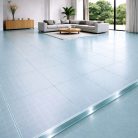 Plancher en verre trempé transparent de 39 mm avec un motif de carrés, préservant la clarté visuelle tout en ajoutant une structure géométrique.