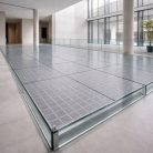 Plancher antidérapant en verre trempé transparent de 33 mm avec motif de carrés, parfait pour salles de bain ou cuisines pour un style sûr et moderne.