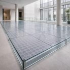 Plancher en verre trempé transparent antidérapant de 33 mm avec texture de grands cercles, idéal pour les escaliers ou terrasses alliant sécurité et esthétique.
