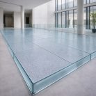 Plancher en verre transparent trempé antidérapant de 33 mm, texture de petits cercles assurant une adhérence sûre sans compromettre la luminosité.