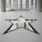 Sol en verre design unique en forme d'étoile, avec vue sur une œuvre d'art et sculptures dans un intérieur contemporain