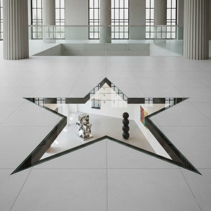 Sol en verre design unique en forme d'étoile, avec vue sur une œuvre d'art et sculptures dans un intérieur contemporain