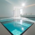 Sol en verre transparent avec piscine sous-sol dans un appartement moderne