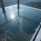 Sol en verre trempé transparent d'un pont suspendu offrant une vue spectaculaire sur la vallée et la nature environnante