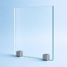 Verre trempé transparent reposant sur des supports métalliques, utilisé dans les projets de design d'intérieur et d'architecture contemporaine